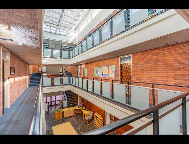 1,670M² BUSINESS CENTRE FOR SALE IN ESSENWOOD